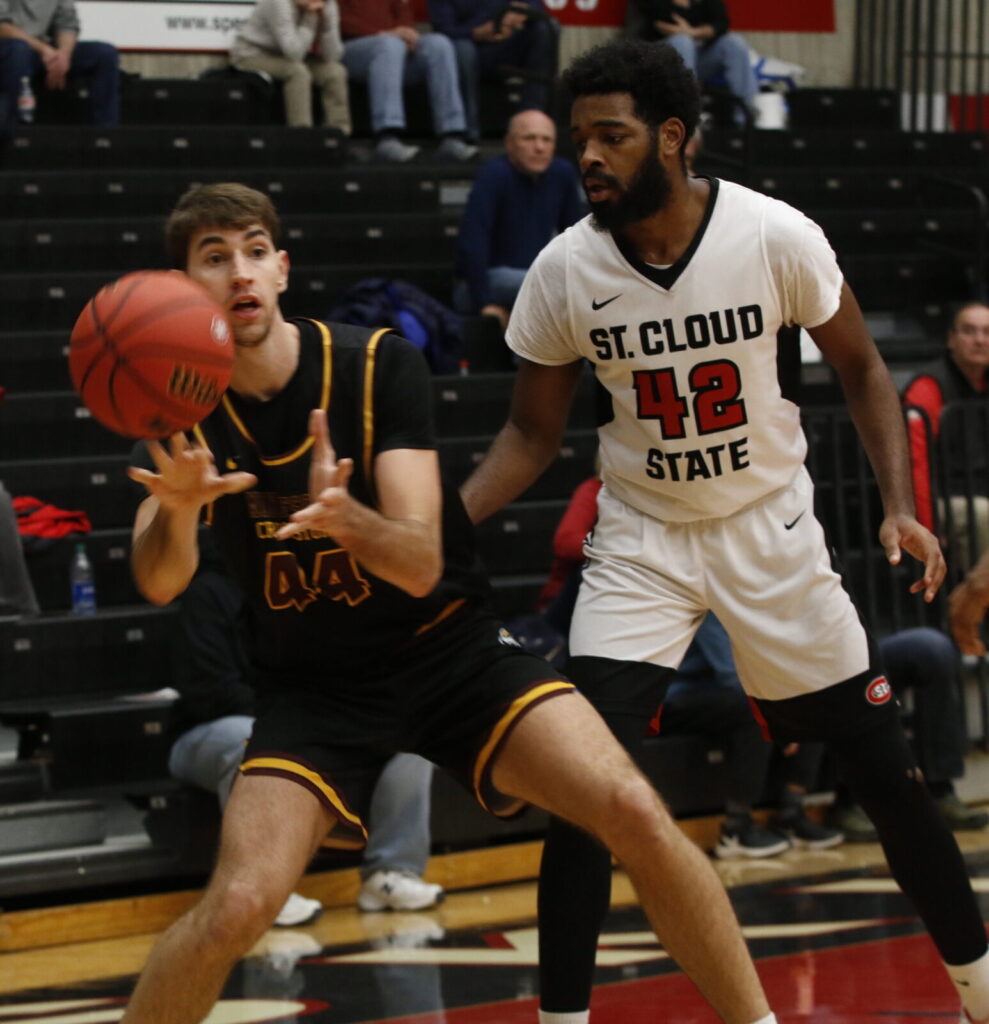 UMC MEN’S BASKETBALL STRUGGLES IN SECOND HALF IN LOSS TO ST. CLOUD STATE