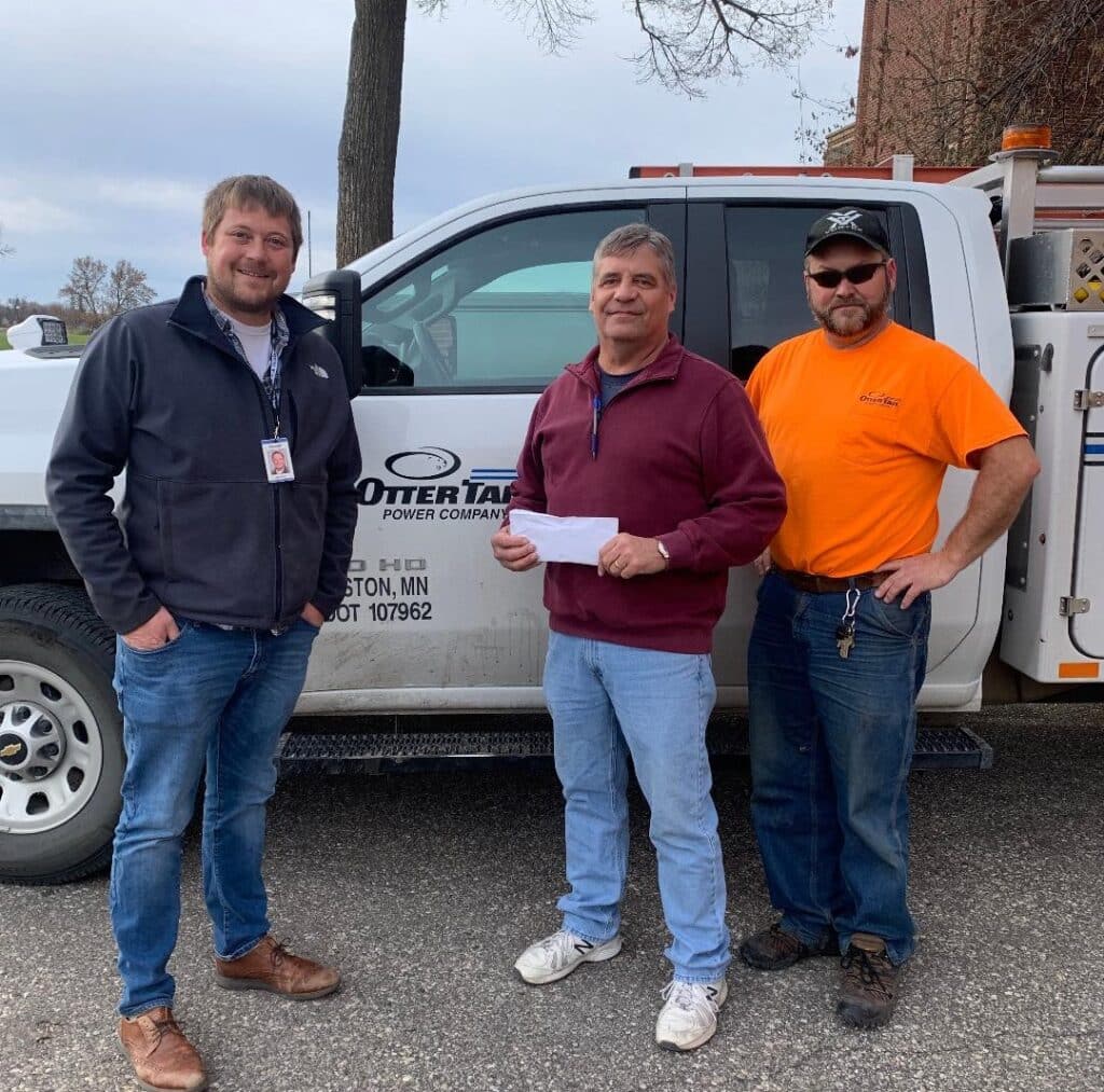 OTTERTAIL POWER COMPANY HELPS RAISE 1,380 LBS. OF FOOD AND $384 FOR CROOKTSON CARE & SHARE WITH HOLIDAY LIGHT EXCHANGE