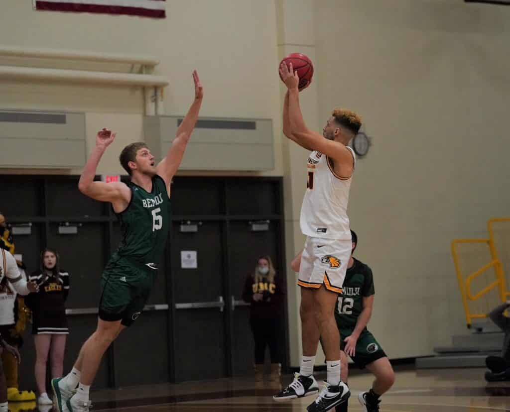 UMC MEN’S BASKETBALL DEFEATS BEMIDJI STATE TO START NSIC PLAY 1-0