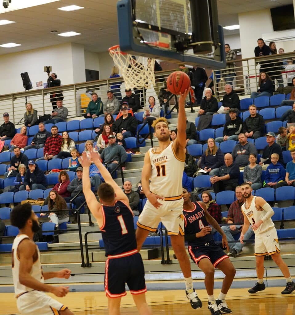 UNIVERSITY OF MINNESOTA CROOKSTON MEN’S BASKETBALL TEAM LOOKS TO START HOT IN 2022