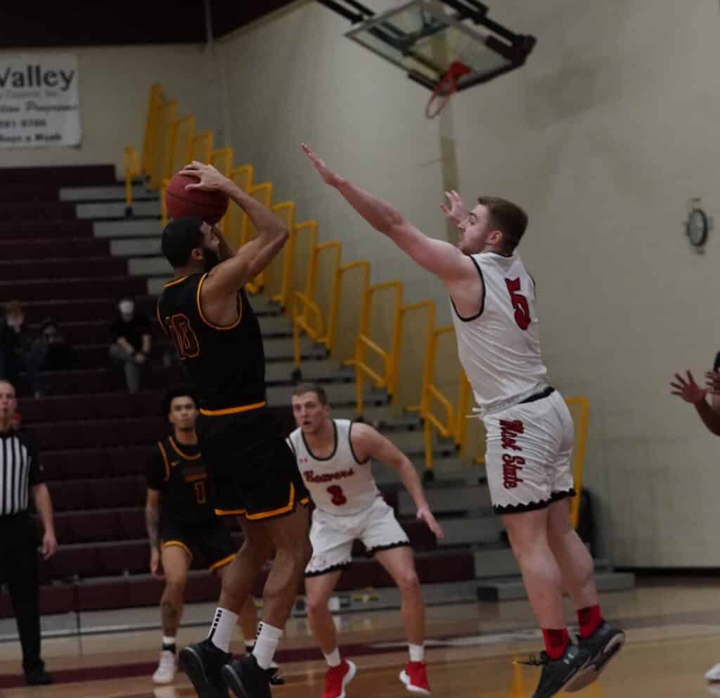 UMC MEN’S BASKETBALL LOSES LEAD LATE IN GAME, FALLS TO ST. CLOUD STATE