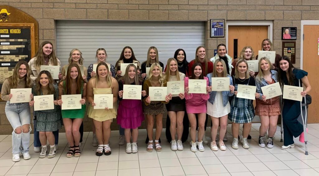 2022-23 CROOKSTON PIRATE GIRLS HOCKEY HANDS OUT TEAM AWARDS