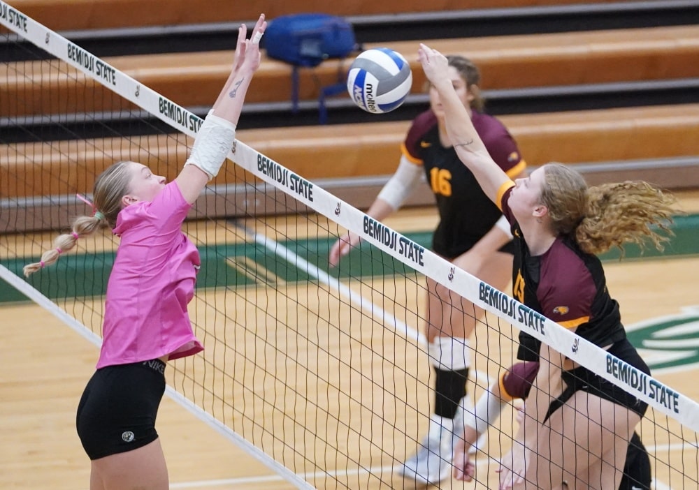 UMC Volleyball powers their way to a win at Bemidji State