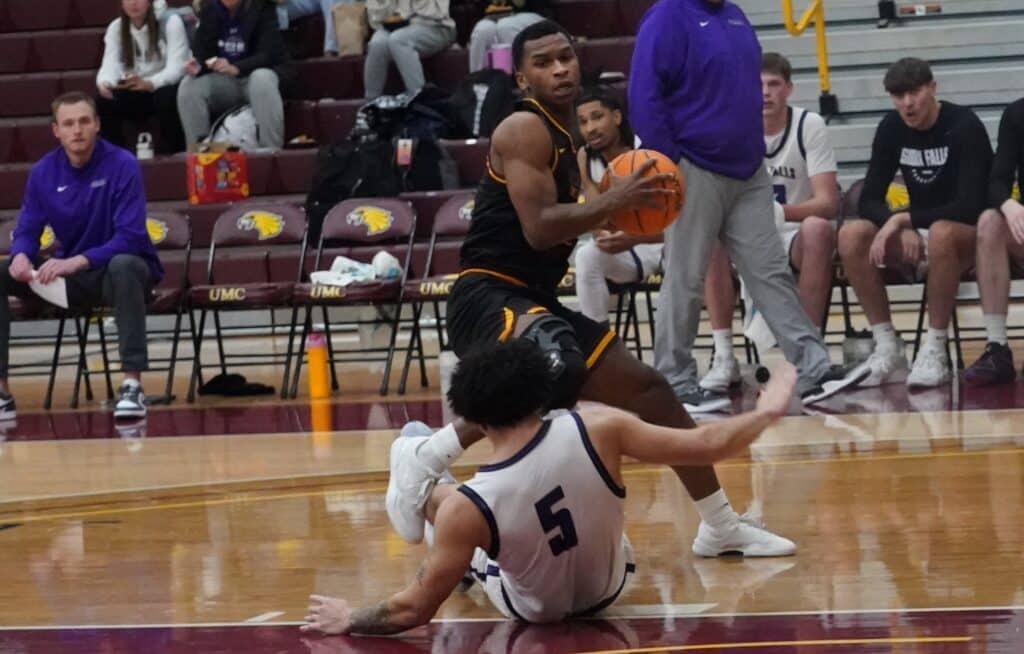 UMC Men’s Basketball loses hard fought game to Sioux Falls