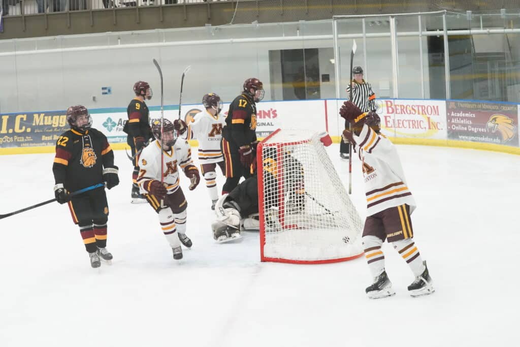 UMC Club Hockey uses strong third period to sweep Minnesota-Duluth