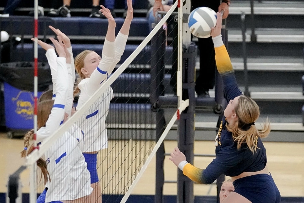 Thief River Falls sweeps Crookston Pirate Volleyball