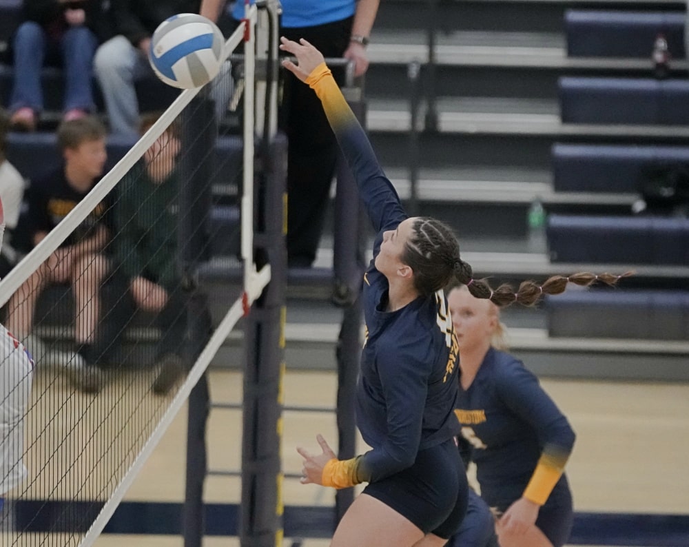 Crookston Pirate Volleyball plays a solid all-around match to beat Win-E-Mac