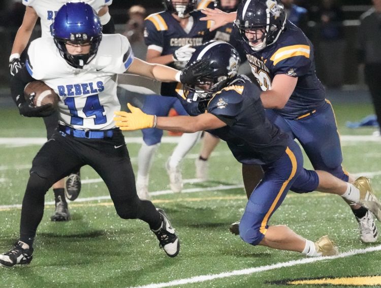 Red Lake County Football has 3 passing TD’s to beat Crookston